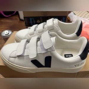 Veja size 8 Velcro